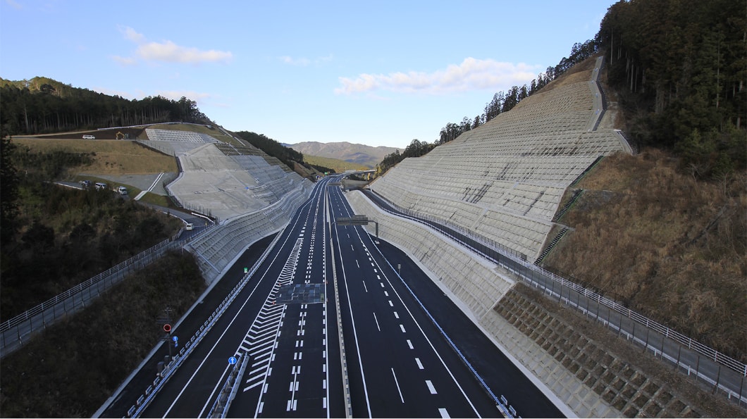 新東名高速道路新城工事